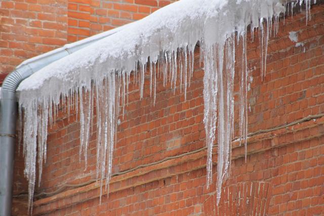What Are Ice Dams? [And How to Remove Them]